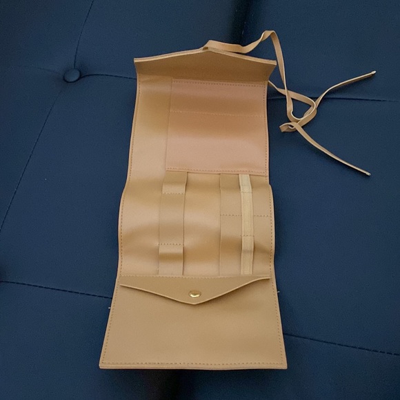 🦋 Glass Ladder & CO. Tan Tech Organizer - Picture 3 of 4